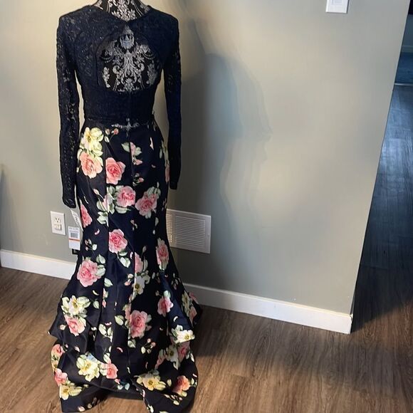 Floral & Lace Two-Piece Gown
SEQUIN HEARTS NEW. Size 7 - Picture 4 of 5